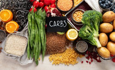 Ketojenik diyet yiyecekler. Sağlıklı düşük karbonhidratlı ürünler. Keto diyet konsepti. Sebzeler, balık, et, fındık, tohumlar, böğürtlen, peynir beyaz arka planda..