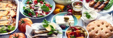 Yunan yemeği. - Evet. Geleneksel farklı Yunan yemekleri. Panorama, bayrak