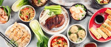 Gri arka planda çeşitli Çin yemekleri. Asya yemekleri konsepti. Üst Manzara. Panorama, bayrak