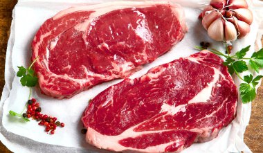 Tahta kesme tahtasında çiğ biftek.. 