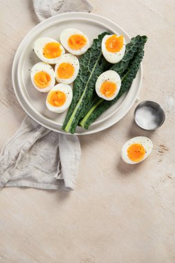 Beyaz arka planda sağlıklı pişmiş haşlanmış yumurta. Üst Manzara. Boşluğu kopyala.