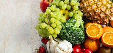 Çeşitli sağlıklı taze sebzeler ve meyveler. Diyet için sağlıklı yiyecekler. Vegan gıda konsepti. Üst Manzara. Kopyalama alanı olan Panorama.