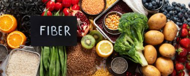 Ketojenik diyet yiyecekler. Sağlıklı düşük karbonhidratlı ürünler. Keto diyet konsepti. Sebzeler, balık, et, fındık, tohumlar, böğürtlen, peynir beyaz arka planda..