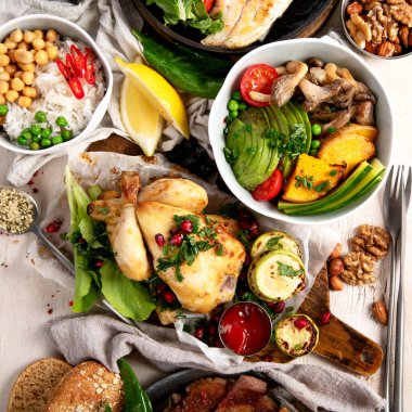 Et ızgara, balık, kızarmış patates, sebze, salata ve soslu yemek masası. Üst görünüm.