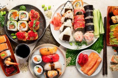 Suşi ve ekmek karışımı. Hafif arka planda Japon geleneksel yemekleri. Üst görünüm