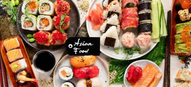 Suşi ve ekmek karışımı. Hafif arka planda Japon geleneksel yemekleri. Üst Manzara. Panorama