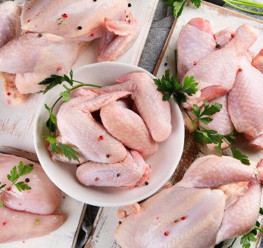 Siyah arka planda farklı türde tavuk eti. Sağlıklı yemek.