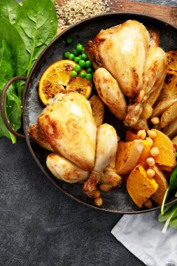 Koyu arkaplanda patates, salata ve sebzeli kızarmış tavuk. Üst Manzara. Boşluğu kopyala.