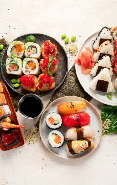 Suşi ve ekmek karışımı. Hafif arka planda Japon geleneksel yemekleri. Üst görünüm