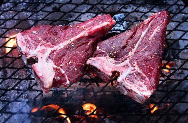 Alevli ızgarada ızgara biftek.. 