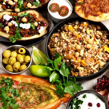 Türklerin çeşitli yemekleri ve aperatifleriyle servis edilen taze sebze salatasıyla lezzetli et kebabı. Üst görünüm.