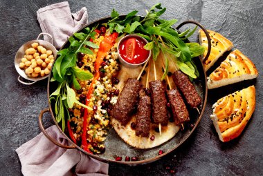 Soslu ızgara Türk kebabı ve koyu arkaplanda pilav. Adana durum. Üst yaşam