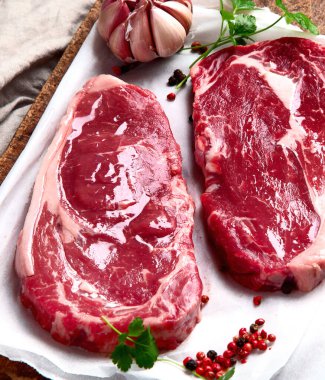 Tahta kesme tahtasındaki çiğ biftekler