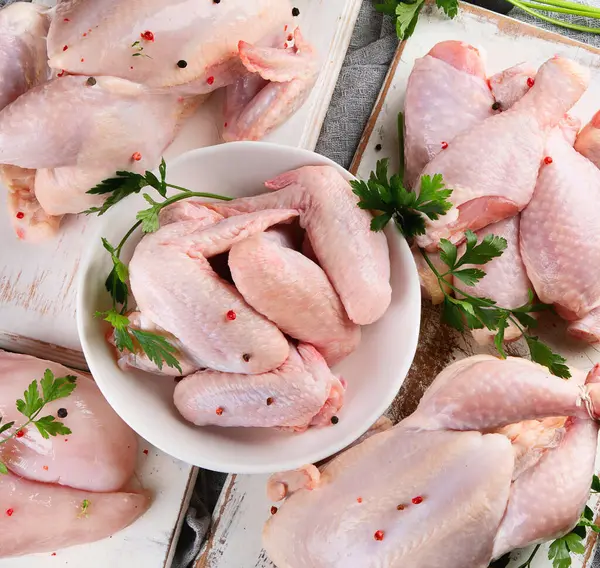 Siyah arka planda farklı türde tavuk eti. Sağlıklı yemek.