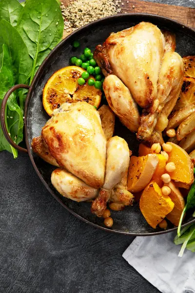 Koyu arkaplanda patates, salata ve sebzeli kızarmış tavuk. Üst Manzara. Boşluğu kopyala.