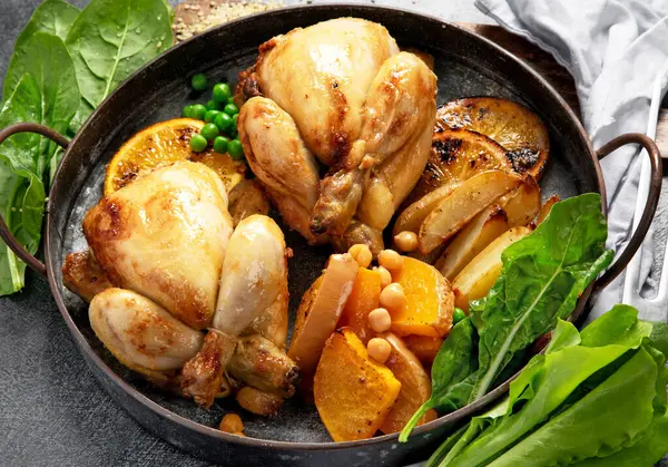 Koyu arkaplanda patates, salata ve sebzeli kızarmış tavuk. Üst görünüm.