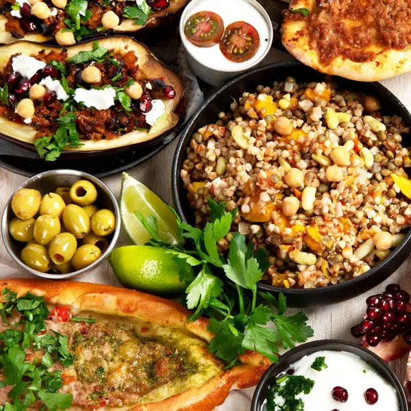 Türklerin çeşitli yemekleri ve aperatifleriyle servis edilen taze sebze salatasıyla lezzetli et kebabı. Üst görünüm.