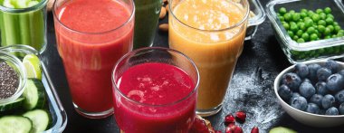 Siyah arka planda farklı türde smoothie 'ler. Sağlıklı temizlik ve detoks diyeti kavramı. Panorama, bayrak