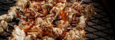 Sağlıklı tavuk kebabı. Açık havada mangalda tavuk eti. Yukarıdan bak. Panorama, bayrak