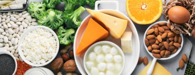 Sağlıklı beslenme ve bağışıklık güçlendirici için kalsiyum zengini gıdalar. Üst Manzara. Panorama, bayrak