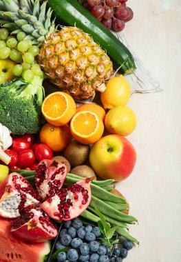 Çeşitli sağlıklı taze sebzeler ve meyveler. Diyet için sağlıklı yiyecekler. Vegan gıda konsepti. Üst Manzara. Boşluğu kopyala.