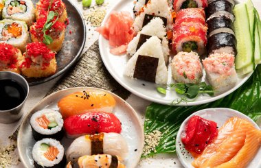 Suşi ve ekmek karışımı. Hafif arka planda Japon geleneksel yemekleri. Üst görünüm