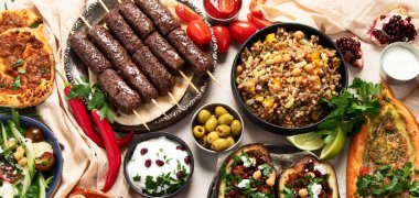 Türklerin çeşitli yemekleri ve aperatifleriyle servis edilen taze sebze salatasıyla lezzetli et kebabı. Üst görünüm.