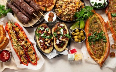 Türklerin çeşitli yemekleri ve aperatifleriyle servis edilen taze sebze salatasıyla lezzetli et kebabı. Üst Manzara. Boşluğu kopyala.