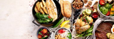 Et ızgara, balık, kızarmış patates, sebze, salata ve soslu yemek masası. Üst Manzara. Kopyalama alanı olan Panorama.