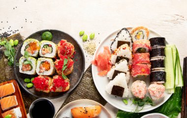 Suşi ve ekmek karışımı. Hafif arka planda Japon geleneksel yemekleri. Üst Manzara. Boşluğu kopyala