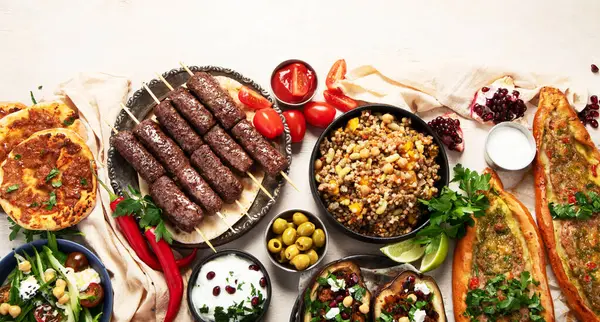 Türklerin çeşitli yemekleri ve aperatifleriyle servis edilen taze sebze salatasıyla lezzetli et kebabı. Üst Manzara. Boşluğu kopyala.