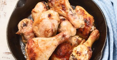 Kızarmış tavuk budu ve demir tava. Üst Manzara. Panorama, bayrak