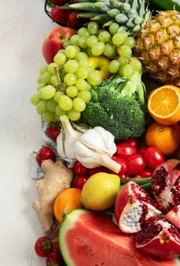 Çeşitli sağlıklı taze sebzeler ve meyveler. Diyet için sağlıklı yiyecekler. Vegan gıda konsepti. Üst Manzara. Boşluğu kopyala.