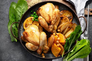 Koyu arkaplanda patates, salata ve sebzeli kızarmış tavuk. Üst görünüm.