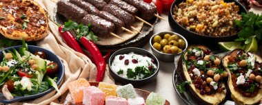 Türklerin çeşitli yemekleri ve aperatifleriyle servis edilen taze sebze salatasıyla lezzetli et kebabı. Üst Manzara. Panorama.