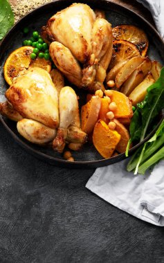 Koyu arkaplanda patates, salata ve sebzeli kızarmış tavuk. Üst Manzara. Boşluğu kopyala