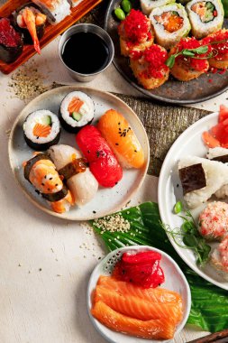 Suşi ve ekmek karışımı. Hafif arka planda Japon geleneksel yemekleri. Üst görünüm