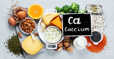 Sağlıklı beslenme ve bağışıklık güçlendirici için kalsiyum zengini gıdalar. Üst görünüm, afiş