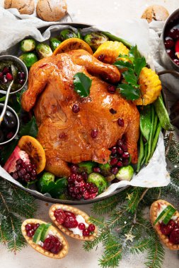 Kızarmış tavuk, pasta, şarap ve hafif arka planda atıştırmalıklarla Noel yemeği. Üst görünüm.