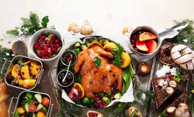 Kızarmış tavuk, pasta, şarap ve hafif arka planda atıştırmalıklarla Noel yemeği. Üst Manzara. Boşluğu kopyala.
