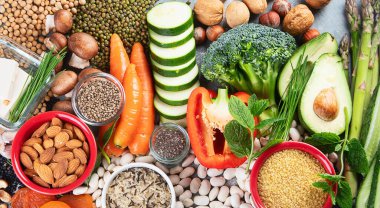 Bitki bazlı protein. Yüksek miktarda bitki proteini, antioksidan, vitamin ve diyet lifleri içeren sağlıklı yiyecekler. Üst görünüm 