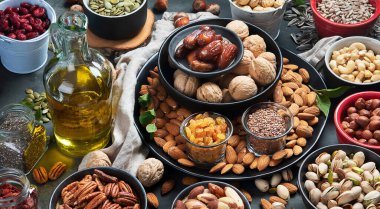 Koyu arkaplanda kurutulmuş fütürleri olan fındık yağı