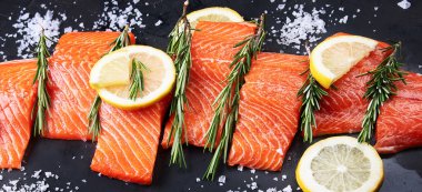 Taze balık. Siyah arka planda çiğ somon balığı. Panorama, bayrak