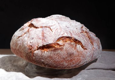 Siyah arka planda taze ekmek. Geleneksel fırın kavramı.