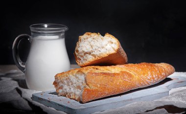 Siyah arkaplanda taze ekmek ve çörekler. 