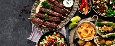 Orta Doğu ya da Arap mutfağı. Arka planda çeşitli yemekler var. Üst Manzara. Kopyalama alanı olan Panorama.