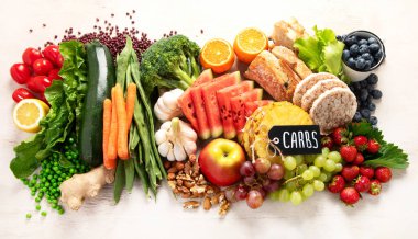 Beyaz arka planda sağlıklı bağırsak için yüksek lifli gıdalar. Sağlıklı dengeli diyet kavramı. Üst görünüm