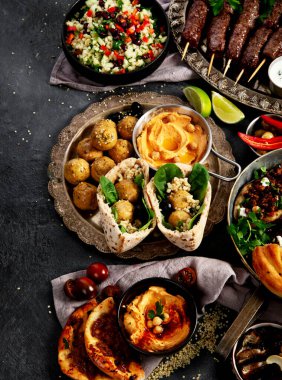 Orta Doğu ya da Arap mutfağı. Arka planda çeşitli yemekler var. Üst Manzara. Boşluğu kopyala,