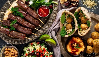 Orta Doğu ya da Arap mutfağı. Arka planda çeşitli yemekler var. Üst görünüm..