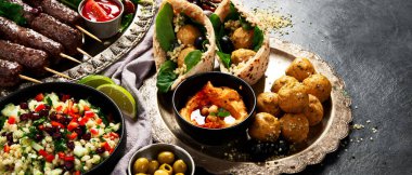 Orta Doğu ya da Arap mutfağı. Arka planda çeşitli yemekler var. Üst Manzara. Kopyalama alanı olan Panorama.